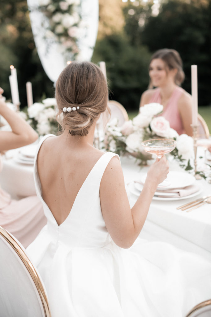 Braut, Brautkleid, Brautfrisur, Brautstyling, Dekorationskonzept, Outdoor Wedding, Hochzeitstafel, Hocker Darsberg, heiraten in Neckarsteinach, Heiraten in Hessen