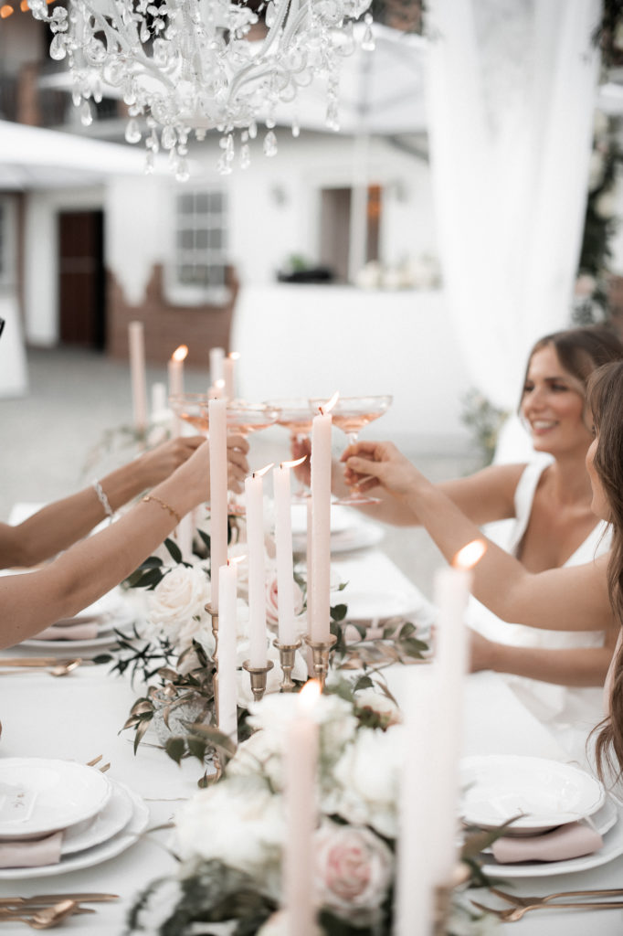 Hochzeit, Braut, Kerzen, Möbel zum Mieten, Kronleuchter, Hoher Darsberg, Outdoor Wedding, Table Setting