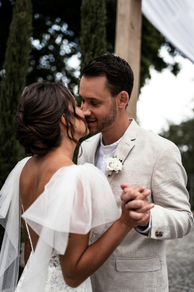 Brautkleid, Brautpaar, Kuss, Hochzeitsplanung, Hoher Darsberg